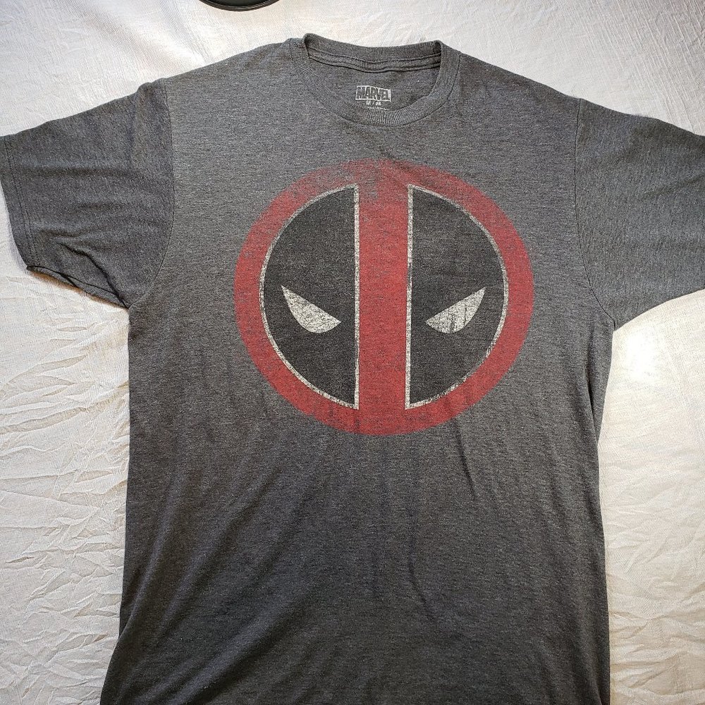 Men's Marvel Deadpool TShirt Medium